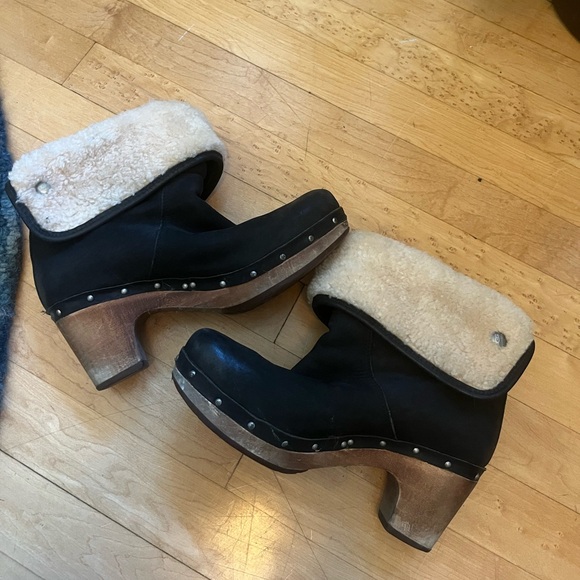 UGG Lynnea Shearling-Lined Clog Boots – Black Suede (Size 7) - Picture 1 of 7
